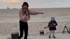 Уличная маленькая скрипачка, зритель в восторге