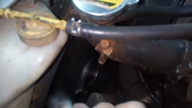 Проверка вискомуфты на прогретом двигателе Nissan Vanette Largo LD-20ll смотреть онлайн