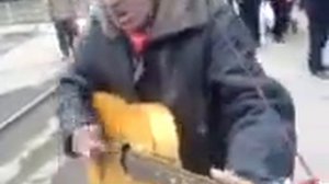 БОМЖ ЗАЖИГАЕТ НА ГИТАРЕ