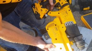 Dewalt DCH263P2 z systemem odciagu pyłu DWH205DH - wiertło 10mm