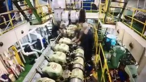 Работа на главном двигателе в машинном отделении судна