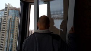 Конденсат на алюминиевой раме окна.