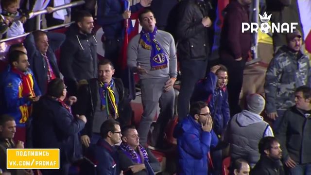 Плохо пробил Дейверсон, который отправляет мяч в перекладину в пустые ворота смотреть онлайн