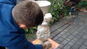 Красим бетонную фигуру просто!