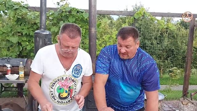 Шашлык из королевских креветок завёрнутых в красную рыбу на углях, под сливочно- грибной соус. смотреть онлайн