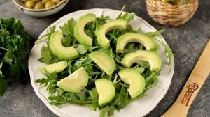 Салат с курицей, авокадо и рукколой