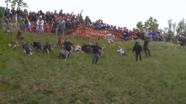 Безумная традиция Англичан СЫРНАЯ ГОНКА, CHEESE ROLLING смотреть онлайн