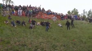 Безумная традиция Англичан СЫРНАЯ ГОНКА, CHEESE ROLLING