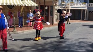 Cute Mickey Mouse and Minnie Mouse dancing! // Disneyland