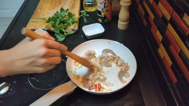 Готовим тайскую кухню. пад капао креветки с базиликом