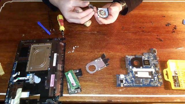 Ремонт нетбука EMACHINES eM350: разборка и чистка от пыли своими руками