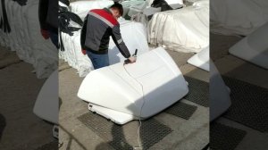 Вырезаем отверстие в спойлере для обдува рефрижератора