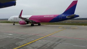 Подготовка самолёта Wizz air к взлёту и посадка на Канарских островах