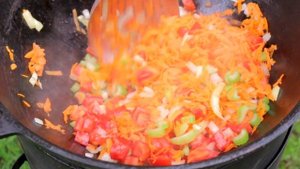 Кролик тушеный в казане с томатным соком и овощами