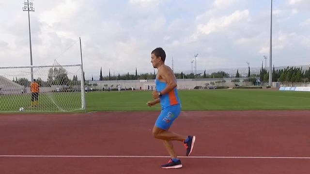 Специальное беговое упражнение "Подскоки на одной ноге с касанием ягодиц" смотреть онлайн