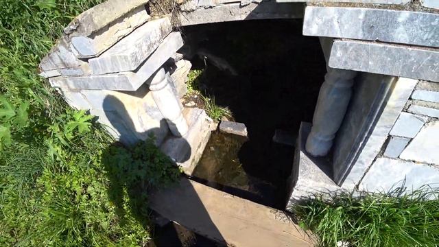 Прогулка к плотине пруда / Уже стоит жара смотреть онлайн