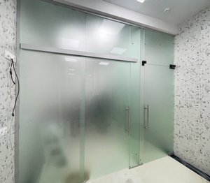 Делаем стеклянную перегородку с раздвижными дверьми