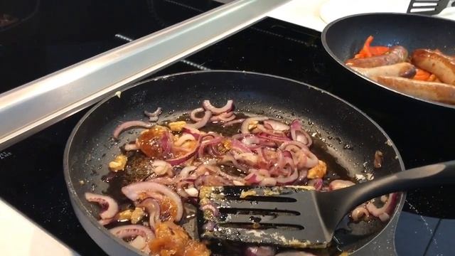 Сочные Домашние Колбаски на сковороде . Карамелизированый Лук .Макароны с колбасой .