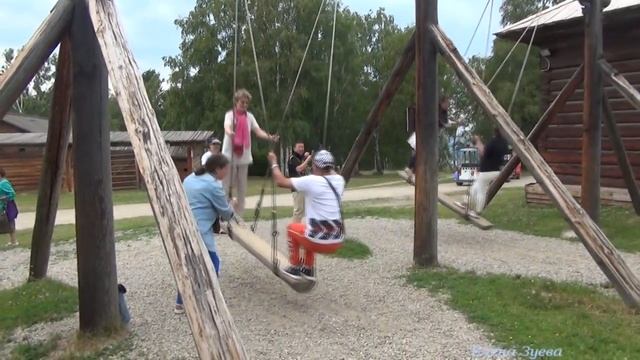 Учим иностранцев качаться на русских качелях в Тальцах