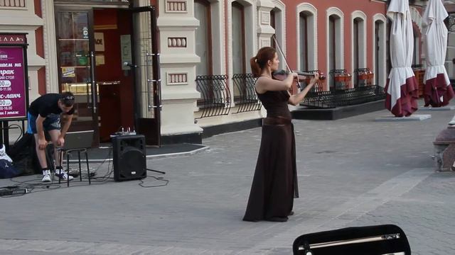 Девушка красиво играет на скрипке смотреть онлайн