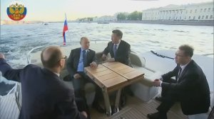 Путин с Си Цзиньпином совершили водную прогулку.mp4