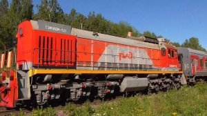 "Подмигнул". ТЭМ18ДМ-521 с пригородным поездом Предтурье - Алапаевск