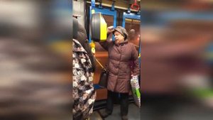Когда села не на тот автобус. Babushka sela ne na tot avtobus. Бабка мочит людей.