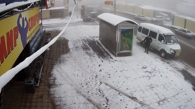 Уличная IP камера Hikvision DS-2CD2042WD-I 4 mm. 4Mpx 20 к.с. Утро Снег Туман Авто Справа 6Mbps