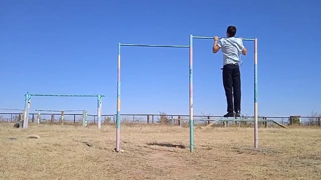 турники брусья//играем в лесенку смотреть онлайн