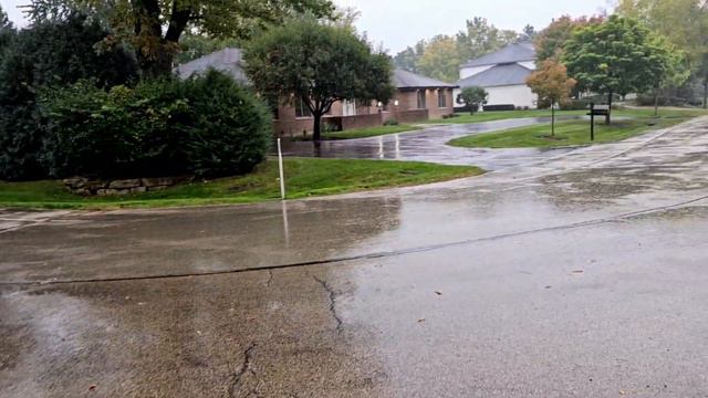 4K Relaxing walk in the rain in the northern suburbs of Chicago. Sounds of rain. October 2023. смотреть онлайн
