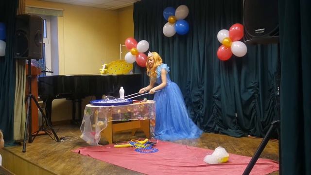 Шоу мыльных пузырей в исполнении актрисы в костюме Золушки смотреть онлайн