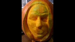 Вырезаем лицо девушки с тыквы!