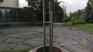 фонтан, голуби пьющие воду, в Великом Новгороде, ул. Большая Санкт Петербургская.mp4