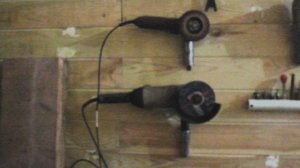 Простейшая самоделка для хранение болгарки в мастерской.