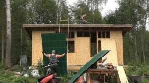 Подъём металлочерепицы на крышу.Lifting metal tiles to the roof.