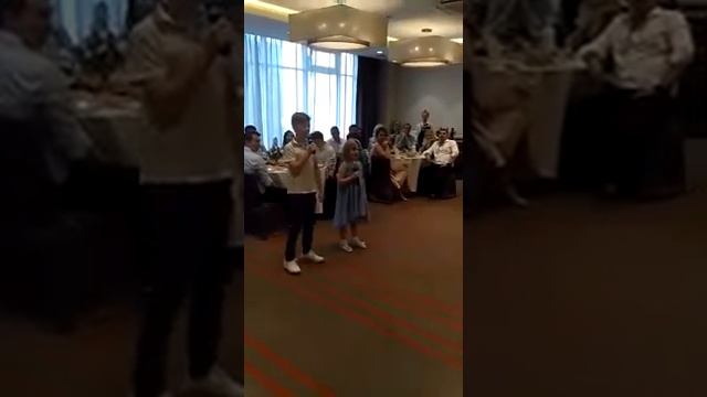 Дети поздравляют дядю с днём свадьбы