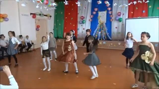 Танец девочек "Я такая в маму".День Матери. 4Б класс. Коломыцева Е.А. смотреть онлайн