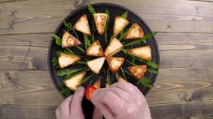 Закуска-десерт из жареного сыра с клубникой