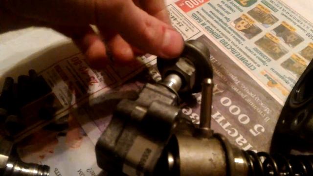 Разбор ТНВД Д4 тойота. И чистка сеточки. Причины попадания бензина в картер. смотреть онлайн