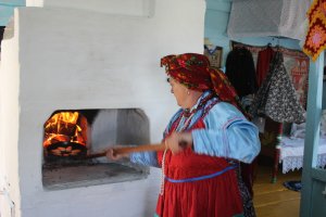 с. Шаралдай, Музей усадьба им. И.К. Калашникова ,  приготовление оладушек в русской печи