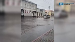 Во Владимире жителям пришлось переплывать дорогу после непогоды