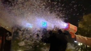 Как сделать много мыльных пузырей? Обзор мыльного пистолета "Bazooka". Хит лета 2022!