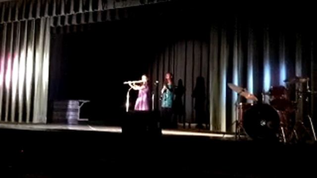 Maggie Lenihan and Nayah Lewis playing flute and clarinet to "Aura Lee"-Gator Idol at F.M.S. смотреть онлайн