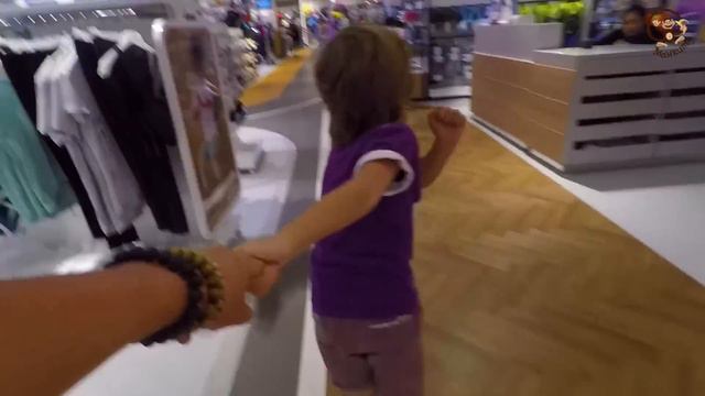 Милан и папа купили новый батут с водной горкой. МанкиТайм на канале Манкиту смотреть онлайн