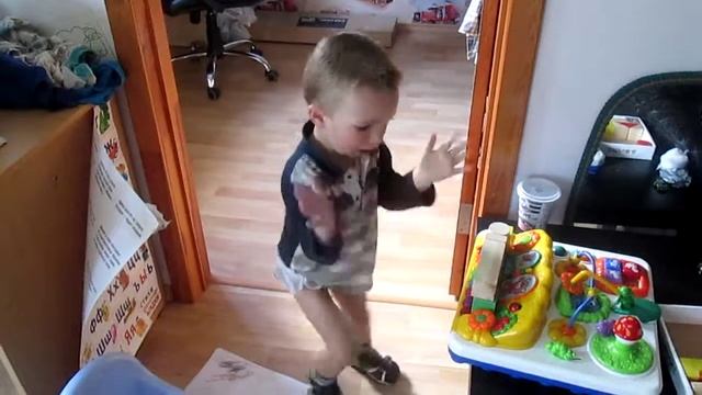 Топаем и хлопаем, одновременно смотреть онлайн