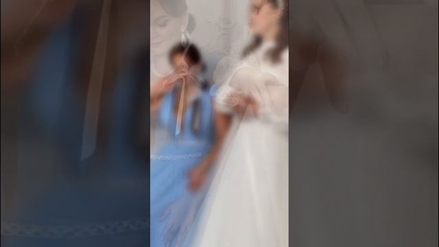 Голубое и белое свадебные платья. Какой макияж и причёску подобрать к ним? смотреть онлайн