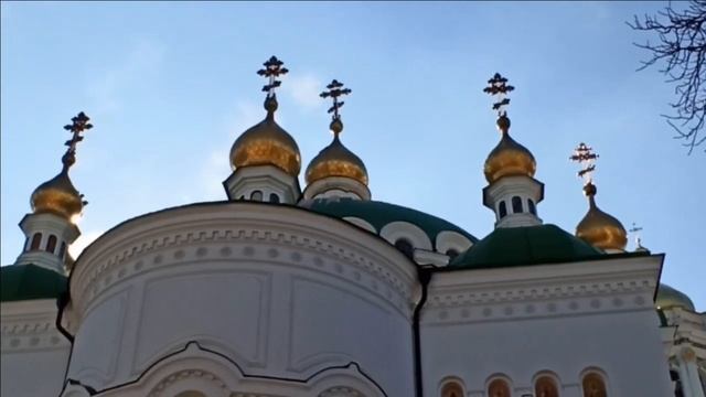 Киево-Печерская Лавра, потемневшие кресты на куполах Трапезного Храма, 18.03.23 (см. описание) смотреть онлайн