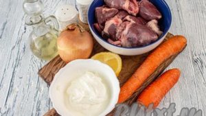 Сердечки индейки, тушёные в сметане на сковороде