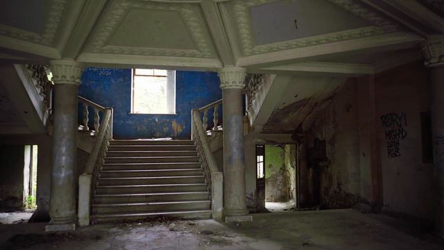 I slept in the biggest Hotel in Town Tsqaltubo lost places🇬🇪 Travelseason is open, Travelvlog **27* смотреть онлайн