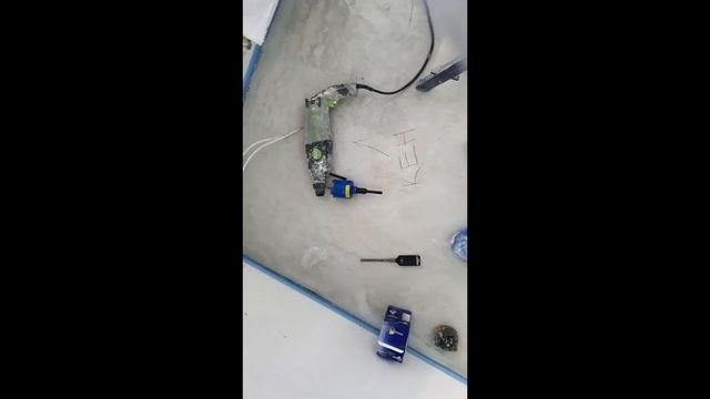 сверлим отверстия в железобетоне под подрозетники. Антикризисный вариант. 15.000 за пол дня работы смотреть онлайн